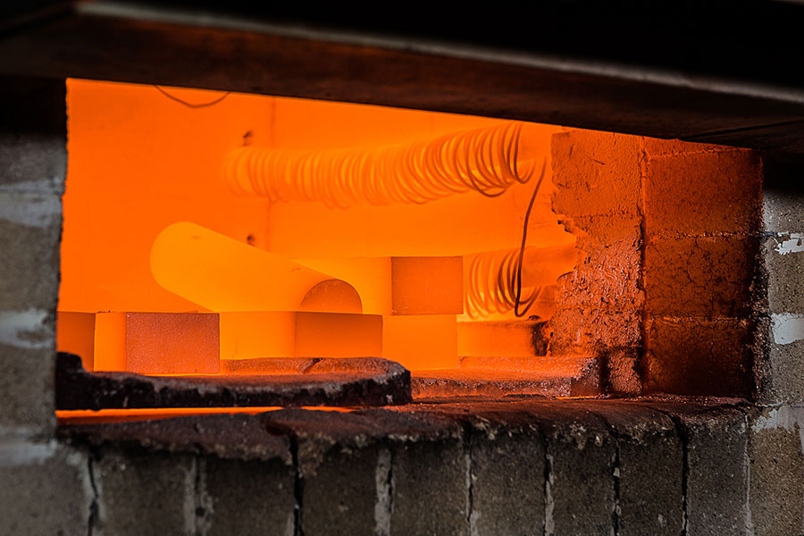Look in the chamber furnace for homogenization annealing of the AlNiCo-castings
