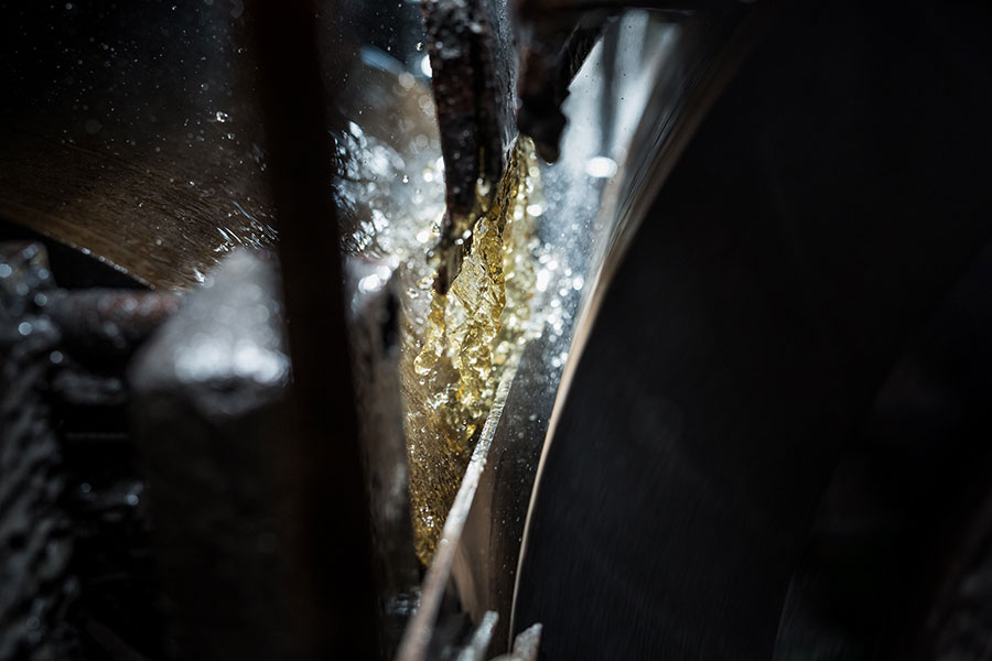  cylindrical grinding (Cooling lubricant ) of the AlNiCo-Magnets
