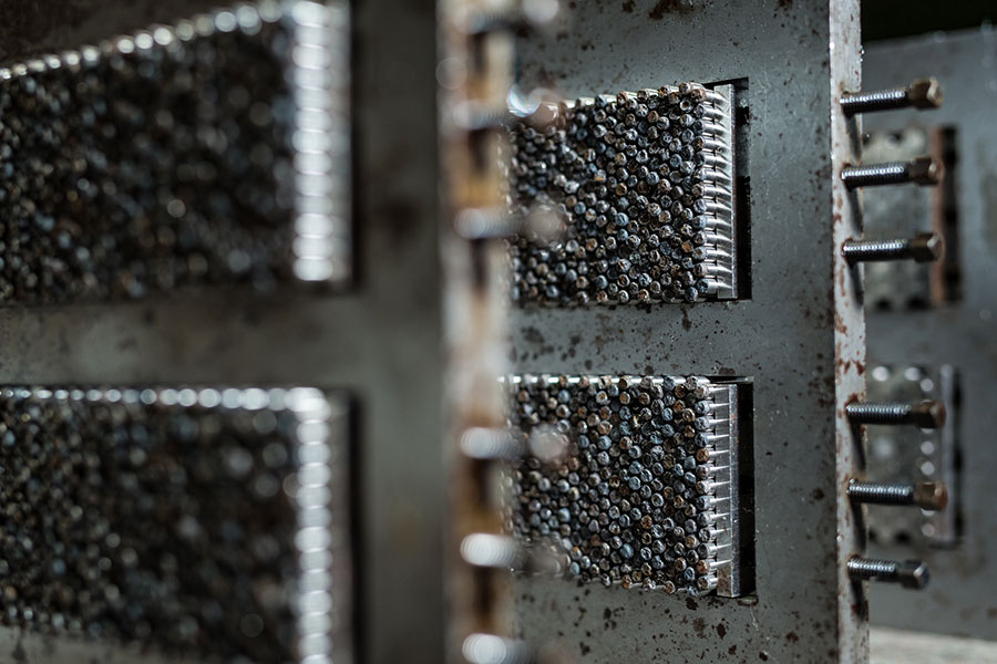 Spannrahmen mit den zu schleifenden AlNiCo-Magneten